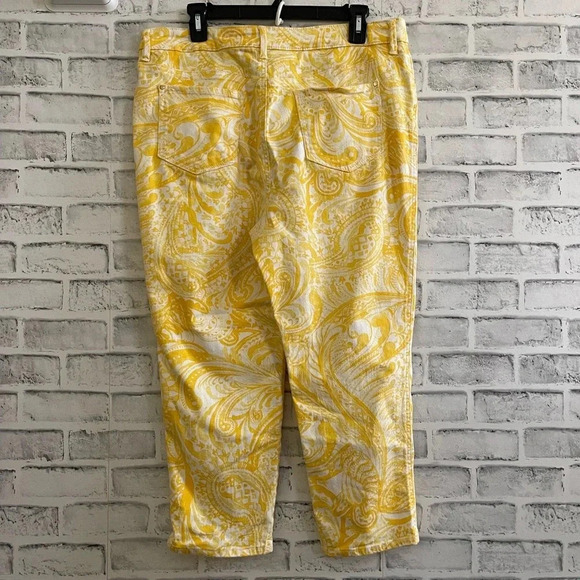 Women’s Chico’s platinum yellow and white paisley print crop pants Size 2 (L/12) - Picture 2 of 5